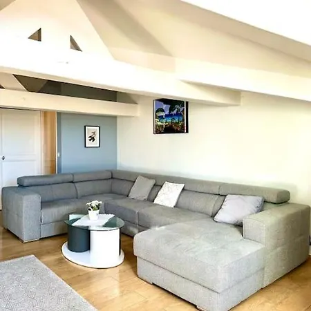 Apartment T3 Avec Petite Terrasse Vue *